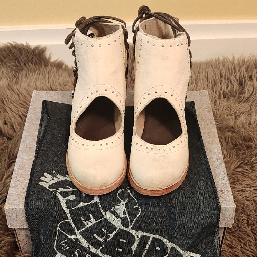 Freebird Women's Desert Cream Ankle Boots